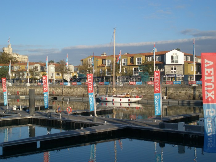 Pusty port w La Rochelle