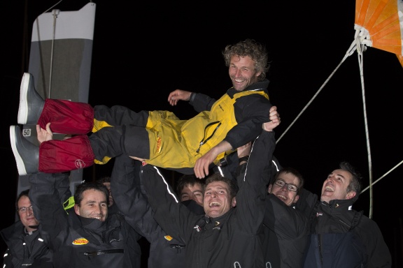 Radość Bernarda i jego zespołu - bezcenna. / Fot. J.M. Liot / DPPI / Vendee Globe