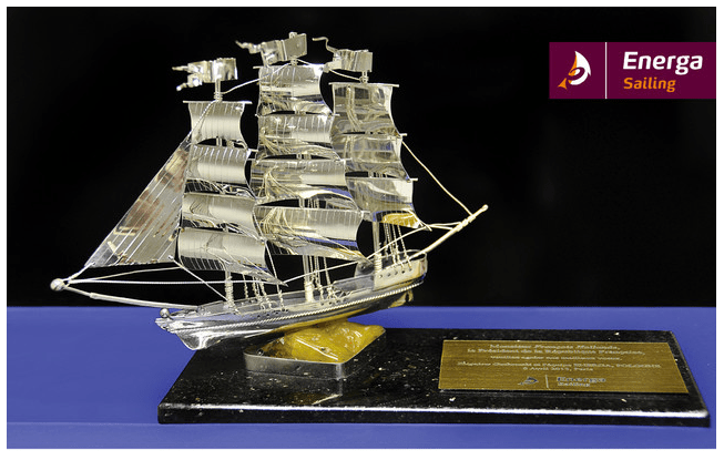Srebrny okręt z bursztynową podstawą - prezent od ENERGA Sailing i Z. Gutkowskiego dla prezydenta Francji Francois Hollande'a, przekazany 8.04.2013 podczas spotkania ze skiperami Vendee Globe 2012/2013 w Pałacu Elizejskim. Okręt to wykonana ręcznie ze srebra i naturalnego bursztynu bałtyckiego replika klipra, przygotowana przez firmę jubilerską z Trójmiasta.