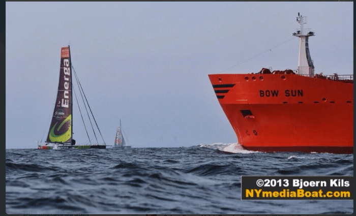 W drodze na start w kanale Ambrose Channel. / Fot. Bjoern Kils, NYmediaBoat.com