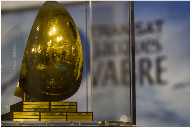 Nagroda w regatach TJV – można ją było oglądać w miasteczku regatowym w Hawrze. Na podstawie grawerowane nazwiska zwycięzców kolejnych edycji. / Fot. Shuttersail.com