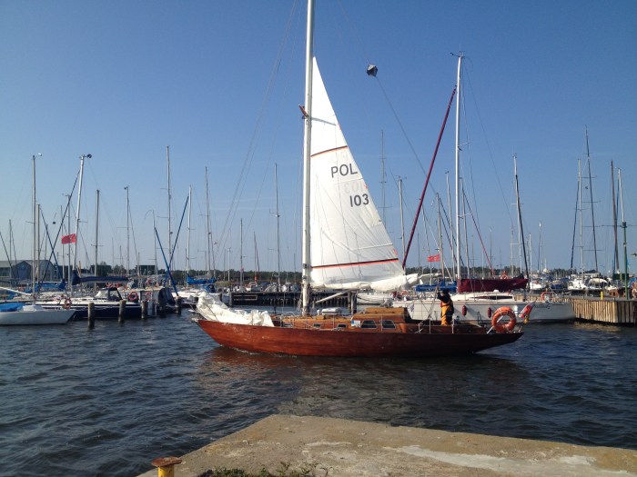 Michał i Wanda na chwilę przed zacumowaniem w porcie. / Fot. Dobrochna Nowak