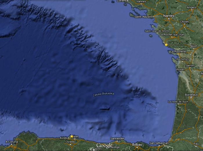 Widoczna strefa wypłycania się wody - granica szelfu. / Google Maps