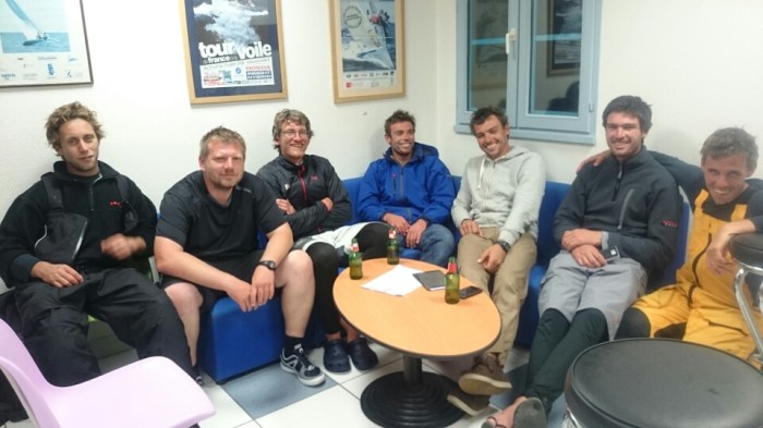 Zdjęcie "po mecie": - Od lewej: Ian Lipinski (866), Radek Kowalczyk (894), Frederic Denis (800), Clément Bouyssou (602), Ludovic Mechin (667), Axel Trehin (716) oraz jeden, którego nazwiska Radek nie pamięta. Zmęczeni, ale zadowoleni.