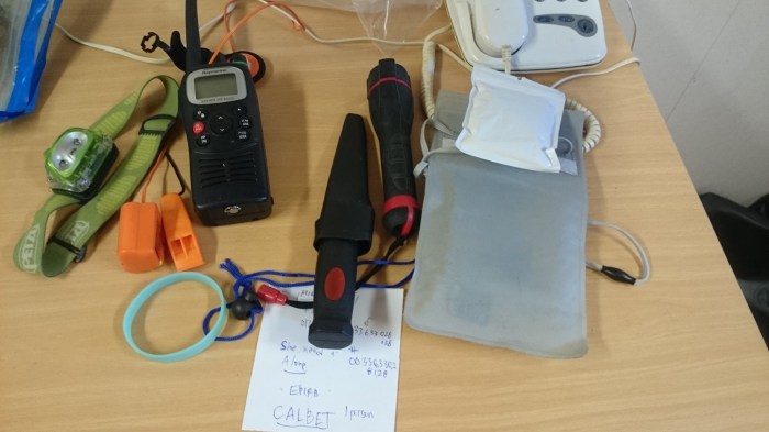 To, co udało się zabrać z jachtu, sfotografowane na biurku na statku. / Fot. RK