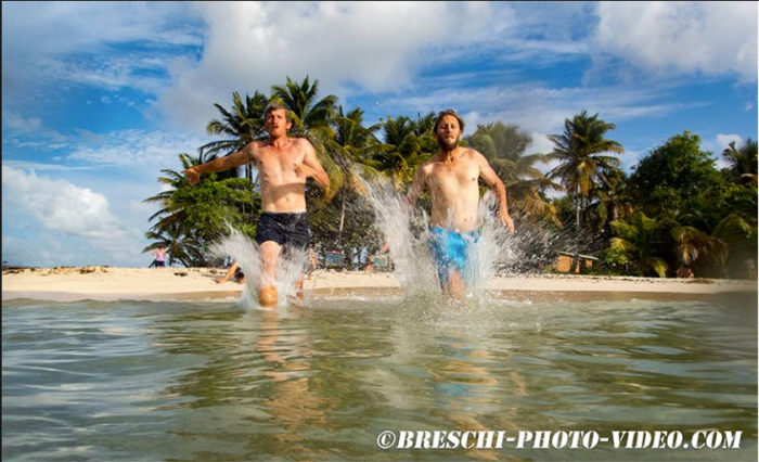 Obaj zwycięzcy. Sceneria rajska, ale ile trzeba się natyrać, żeby dopłynąc do takiej plaży :))) / fot. Ch. Breschi