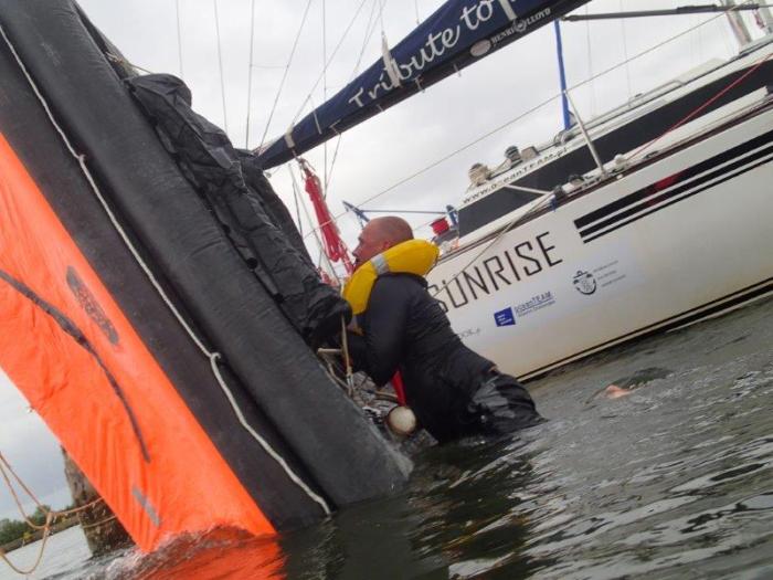 Szkolenie z wchodzenia do tratwy może uratować życie. / Fot. arch. K. Sz.