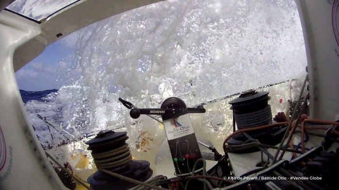 Photo sent from the boat Bastide Otio, on November 12th, 2016 - Photo Kito de Pavant Photo envoyée depuis le bateau Bastide Otio le 12 Novembre 2016 - Photo Kito de Pavant Reaching - Mauritanie hello la terre? ici la capsule Bastide Otio... Grasse mat ce matin. j'ai dormi 4 h d'affilée. j'ai du appuyer 2 fois sur le bouton ON de l'alarme et voilà... d'ailleurs ca a l'air d'aller plus vite qd je dors!!!! il ne fait pas trop bon se promener sur le pont car il est submergé par les vagues qd le bateau part en surf à 24/25 noeuds.en réalité, je suis confiné a l'intérieur du bateau ou il fait une chaleur de bête et l'odeur qui va avec!! Bon voilà ca fait bientot une semaine qu'on a quitté les Sables, qu'on est au chaud dans les alizés en babord amures. On a fait un bout du chemin, certains plus encore (c'est qd meme impressionnant la cadence de ceux de devant). j'ai appris pour Tanguy. Je suis desolé pour lui. je le crois capable de nous refaire une 