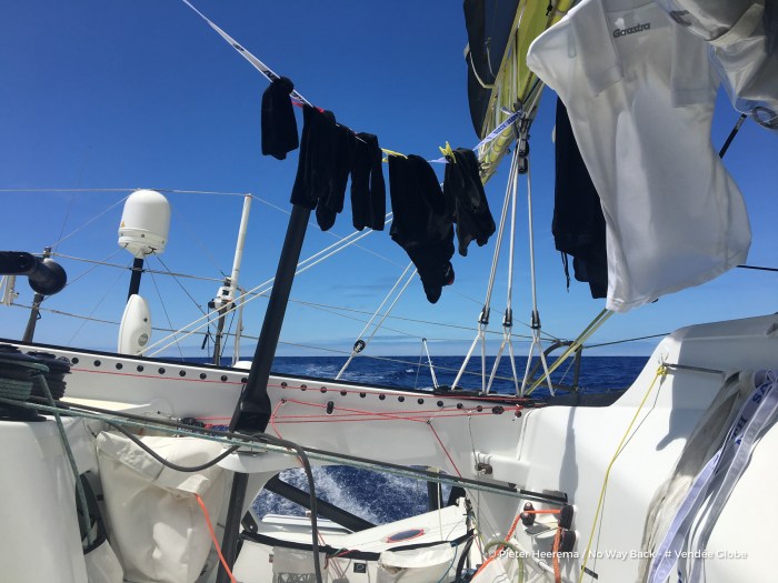 Jedni cisną do przodu, inni piorą skarpetki. Wszystko zależy, gdzie kto jest. Ale wbrew pozorom to jeden i ten sam wyścig ... / Fot. Pieter Heerema