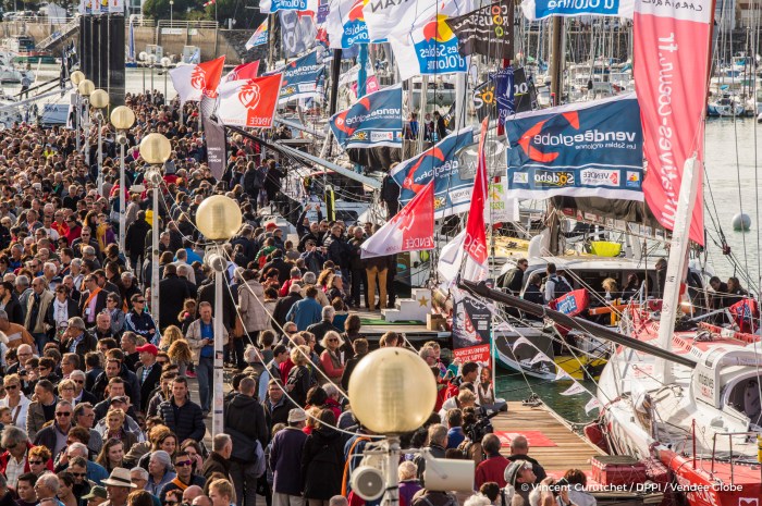 Vendee Globe, Les Sables d'Olonne. / Fot. Vincent Curutchet / DPPI / Vendee Globe Ambiance pontons avec des pavillons et un public nombreux du village des Sables d'Olonne, le 21 Octobre 2016 - Photo Vincent Curutchet / DPPI / Vendee Globe
