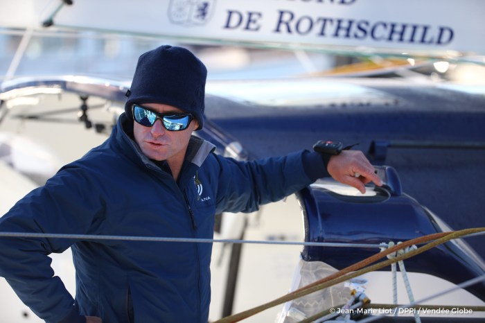 Seb Josse. Zza okularów nie widać łez. / Fot. Jean-Marie Liot / DPPI / Vendee Globe Morgan Lagraviere (FRA), skipper Safran, Départ du Vendée Globe, aux Sables d'Olonne le 6 Novembre 2016 - Photo Jean-Marie Liot / DPPI / Vendee Globe