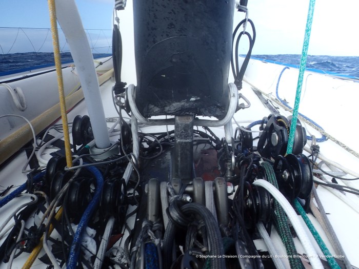 Photo sent from the boat Compagnie du Lit - Boulogne Billancourt, on December 19th, 2016 - Photo Stephane Le Diraison Photo envoyée depuis le bateau Compagnie du Lit - Boulogne Billancourt le 19 Décembre 2016 - Photo Stephane Le Diraison Pied de mat de fortune