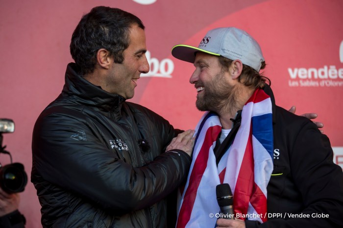 Armel Le Cleac’h (Banque Populaire VIII) i Alex Thomson (Hugo Boss) / Fot. Olivier Blanchet / DPPI / Vendee Globe Podium à l'Arrivée de Alex Thomson (GBR), skipper Hugo Boss, deuxième du Vendee Globe, aux Sables d'Olonne, France, le 20 Janvier 2017 - Photo Olivier Blanchet / DPPI / Vendee Globe